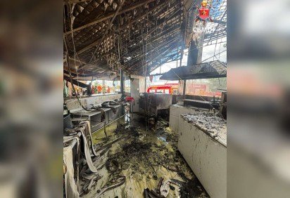 Chamas atingiram teto e cozinha da pizzaria -  (crédito: Divulgação/ CBMDF) -Chamas atingiram teto e cozinha da pizzaria -  (crédito: Divulgação/ CBMDF)