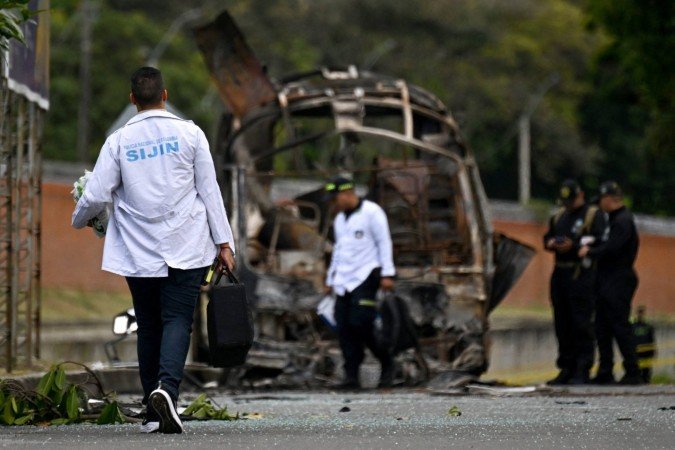 Ônibus alvo de explosão que deixou dois mortos em base miitar de Cali, Valle del Cauca, na sexta-feira (24)