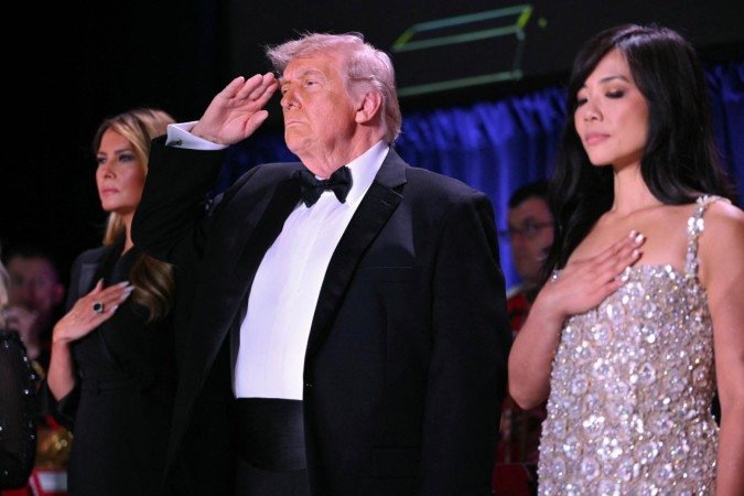  (L/R) US First Lady Melania Trump, US President Donald Trump and CBS News senior White House correspondent Weijia Jiang attend the White House Correspondents' dinner at the Washington Hilton in Washington, DC, on April 25, 2026. President Trump is attending the annual gala of the political press for the first time while in office. (Photo by Mandel NGAN / AFP)
      