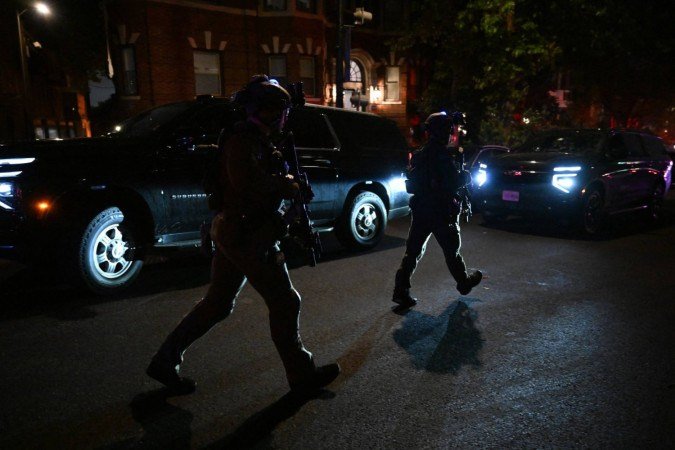  Commandos secure a street as they prepare to escort a convoy of special guests after shots were reportedly fired during the White House Correspondents' dinner at the Washington Hilton in Washington, DC, on April 25, 2026. Shots were allegedly fired as US President Donald Trump attended a press dinner in Washington on Saturday night, witnesses and AFP reporters said as loud bangs were heard at the hotel venue. (Photo by Roberto Schmidt / AFP)
      