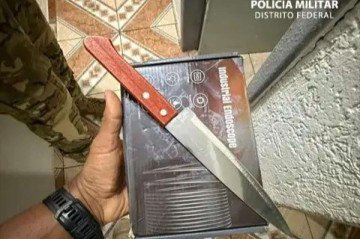 Homem é preso após ameaçar a ex e seus seis filhos de morte com armado com uma faca
 -  (crédito: PMDF/Divulgação)