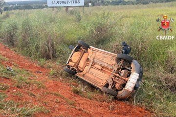 Veículo capotou na manhã deste domingo (26) -  (crédito: Divulgação/ CBMDF)