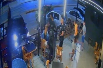 Imagens de câmeras de seguranças captaram o momento em que as pessoas correm para não serem atingidas pelo carro conduzido por motorista embriagado -  (crédito: PMDF)