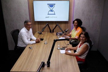 Bruno Sobral é o entrevistado do podEnvelhecer. Na bancada, Carmen Souza e Sibele Negromonte (D) -  (crédito: Reprodução)