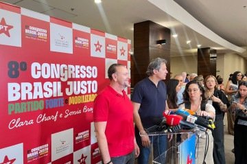 Haddad afirma que país foi 'reconstruído grão a grão' e diz que eleições serão decisivas para o futuro. -  (crédito: Foto: Vanilson Oliveira/CB/Press)
