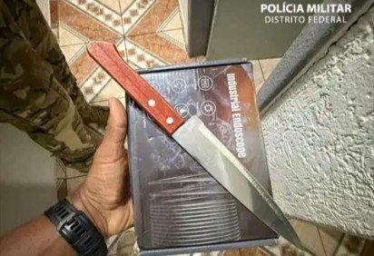 Homem é preso após ameaçar a ex e seus seis filhos de morte com armado com uma faca
 -  (crédito: PMDF/Divulgação) -Homem é preso após ameaçar a ex e seus seis filhos de morte com armado com uma faca
 -  (crédito: PMDF/Divulgação)