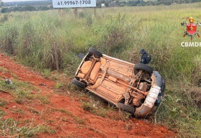 Veículo capotou na manhã deste domingo (26) -  (crédito: Divulgação/ CBMDF) -Veículo capotou na manhã deste domingo (26) -  (crédito: Divulgação/ CBMDF)