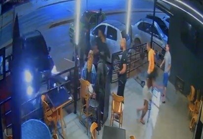 Imagens de câmeras de seguranças captaram o momento em que as pessoas correm para não serem atingidas pelo carro conduzido por motorista embriagado -  (crédito: PMDF)