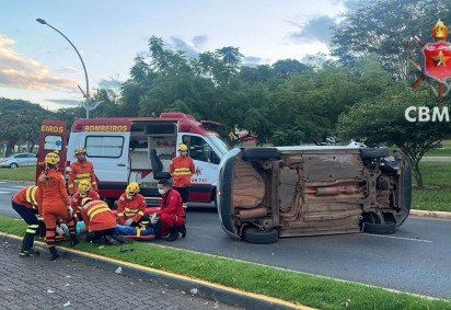 Motorista precisou ser levado para um hospital da região -  (crédito: Divulgação/ CBMDF) -Motorista precisou ser levado para um hospital da região -  (crédito: Divulgação/ CBMDF)