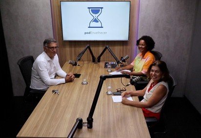 Bruno Sobral é o entrevistado do podEnvelhecer. Na bancada, Carmen Souza e Sibele Negromonte (D) -  (crédito: Reprodução) -Bruno Sobral é o entrevistado do podEnvelhecer. Na bancada, Carmen Souza e Sibele Negromonte (D) -  (crédito: Reprodução)