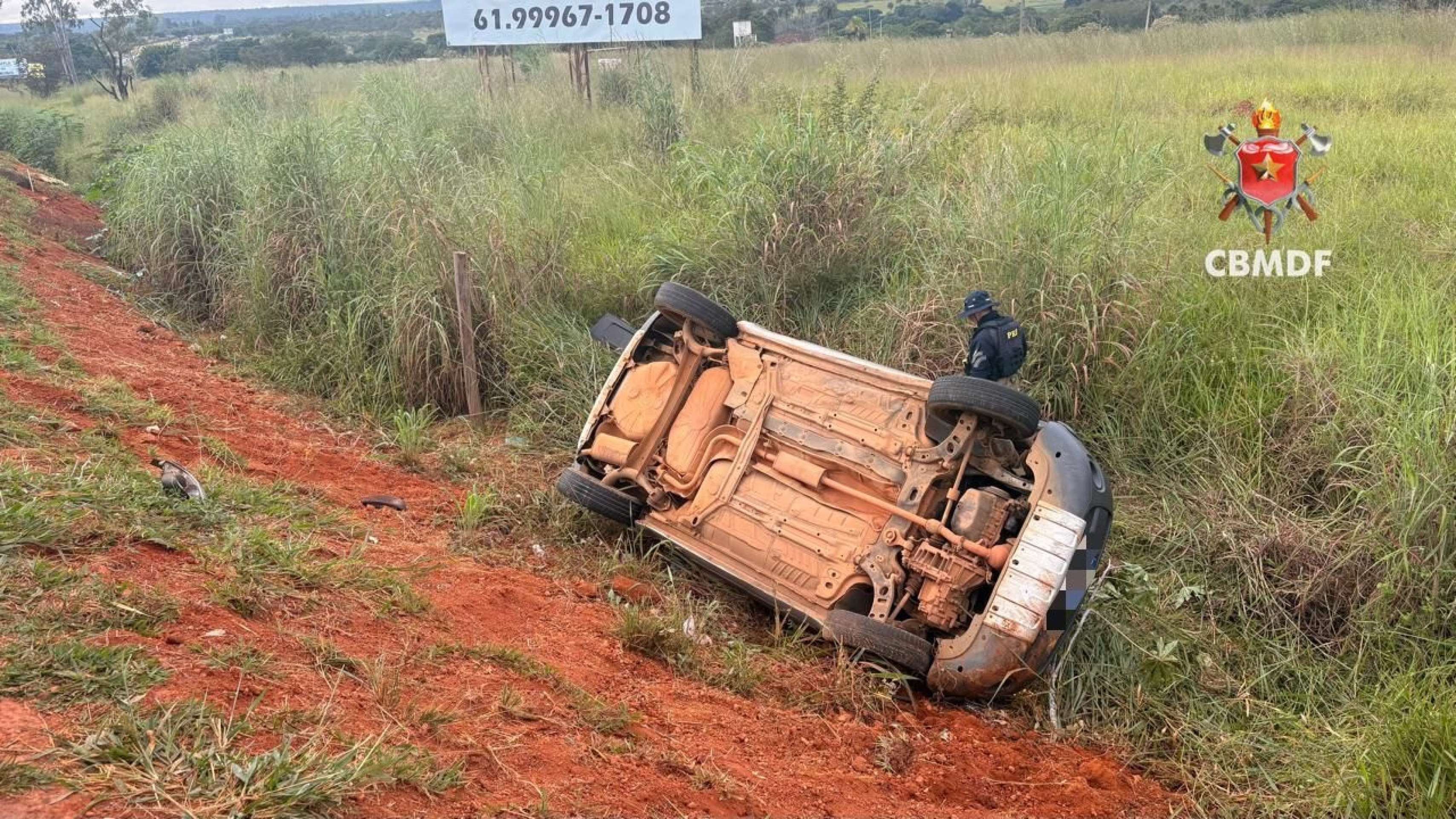 Homem morre após ser atingido por carro que capotou na BR-020 neste domingo