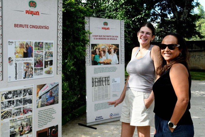 26/04/2026 Cr&eacute;dito: Marcelo Ferreira/CB/D.A Press. Brasil. Bras&iacute;lia - DF -  Exposi&ccedil;&atilde;o de comemora&ccedil;&atilde;o dos 60 anos do Bar Beirute na 109 Sul. Luisa Alves (camisa cinza)  com Raquel S&aacute; 