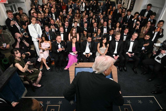 Trump dá entrevista coletiva ainda na noite de sábado após o ataque      