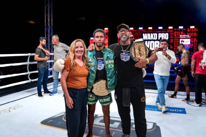 Cabelo Monteiro comemora o título no Ginásio do Cruzeiro
