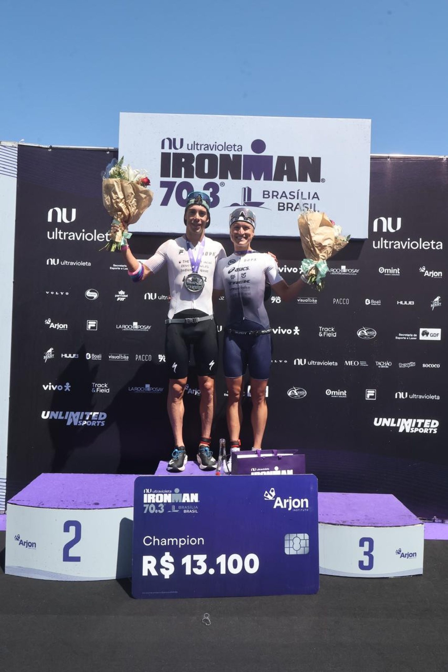 Luciano Taccone (ARG) e Djenyfer Arnold (BRA), campe&otilde;es do Ironman 70.3 Bras&iacute;lia