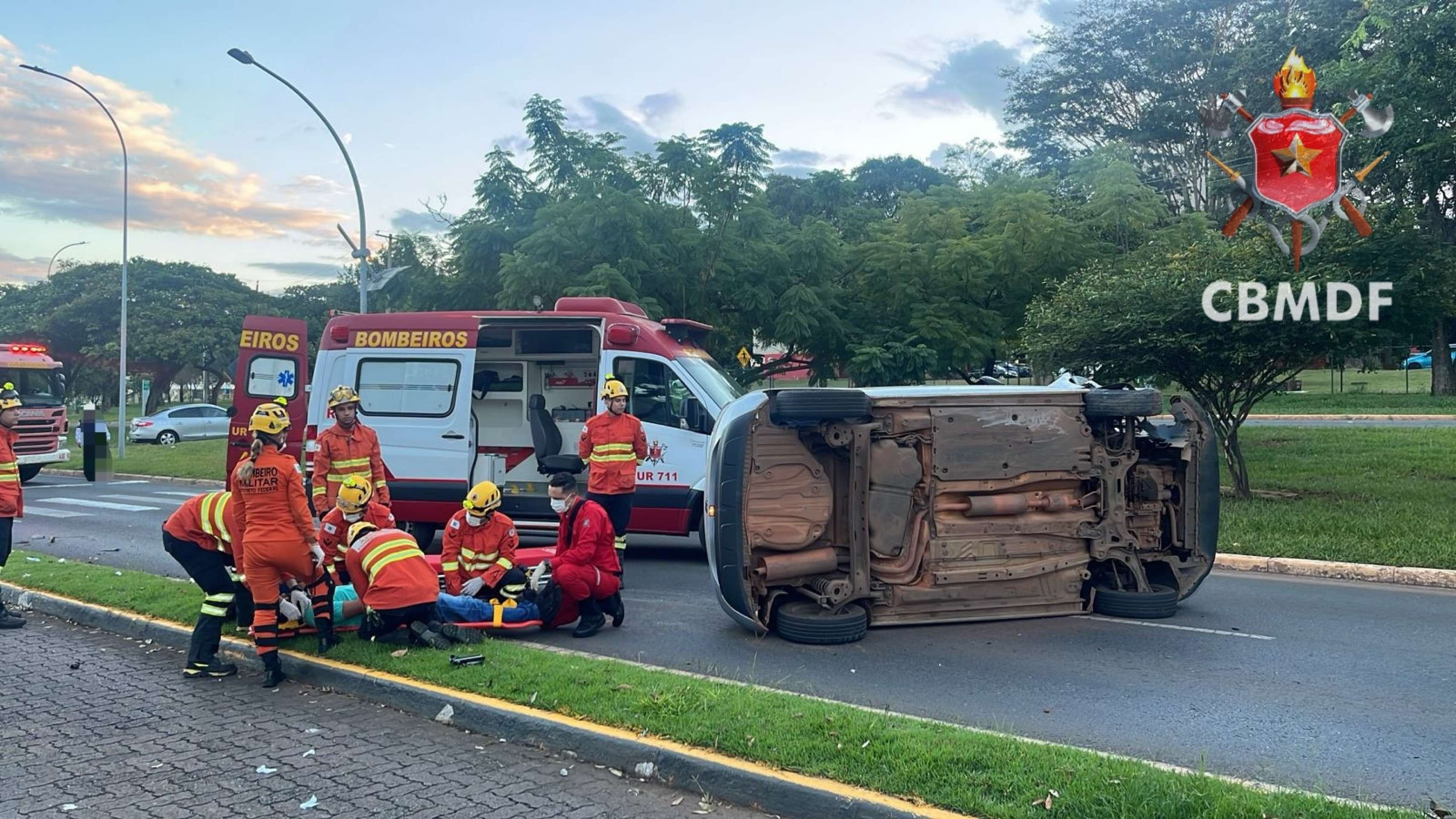 Veículo tomba em frente ao Terraço Shopping e motorista fica ferido