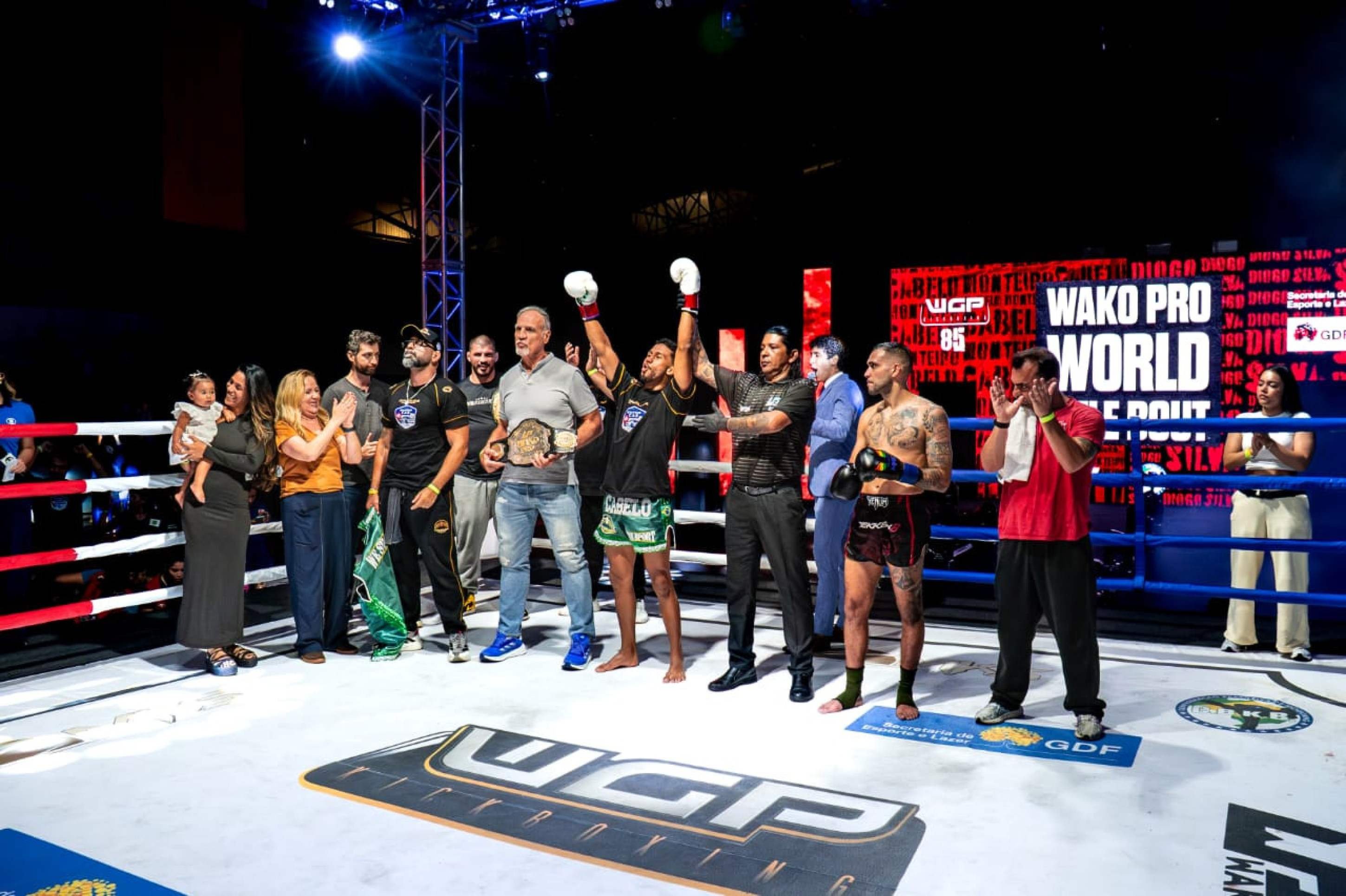 Cabelo Monteiro &eacute; proclamado vencedor no card principal no Gin&aacute;sio do Cruzeiro