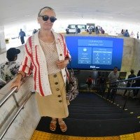 Ceci Oliveira tem dificuldades para subir as escadas da Rodoviária do Plano Piloto -  (crédito:  Ed Alves CB/DA Press)