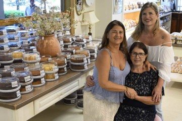 Maria Madalena, com as filhas Márcia e Andréia, abriu a empresa em 1995 - (crédito: Carlos Vieira CB/DA Press) Maria Madalena, com as filhas Márcia e Andréia, abriu a empresa em 1995 - (crédito: Carlos Vieira CB/DA Press)