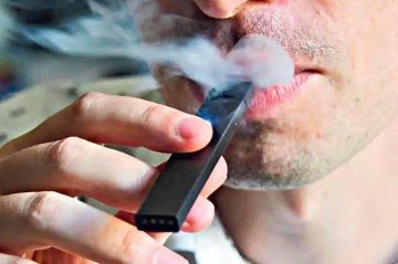 Consumo de vape: especialistas apostam em conversas presenciais para alertar os usuários dos riscos    -  (crédito:  Eva Hambach/AFP)