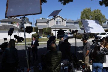 Jornalistas posicionados do lado de fora da casa onde vivia Cole Tomas Allen, em Torrance, na Califórnia  -  (crédito: Mario Tama/Getty Images/AFP)