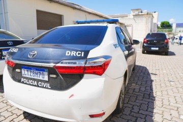 Além de dois presos, a operação apreendeu, uma pistola, dois simulacros, R$ 8 mil e mais de 20 maquininhas de cartão -  (crédito: Reprodução / PCRJ)