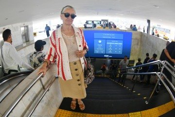 Ceci Oliveira tem dificuldades para subir as escadas da Rodoviária do Plano Piloto -  (crédito:  Ed Alves CB/DA Press)