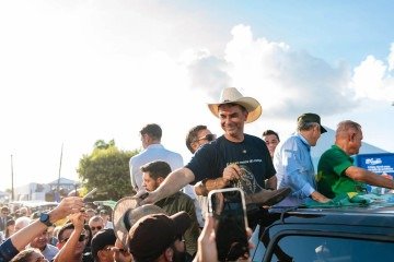 Flávio discursou na abertura do espaço dedicado ao Governo de São Paulo na Agrishow 2026, maior feira do agronegócio do país -  (crédito: Foto: Vittor Sales/Divulgação Gabinete Flávio Bolsonaro)