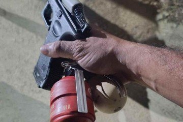 Granadas e réplica de revólver foram apreendidos e o suspeito foi preso em flagrante em Governador Valadares (MG) -  (crédito: PMMG/Divulgação)