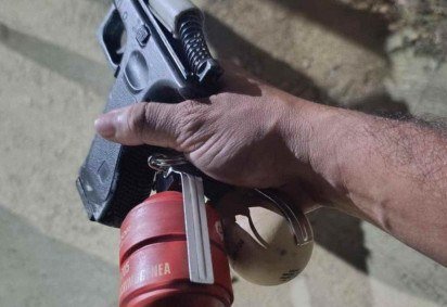 Granadas e réplica de revólver foram apreendidos e o suspeito foi preso em flagrante em Governador Valadares (MG) -  (crédito: PMMG/Divulgação)