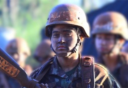 Rosto coberto de tinta de guerra, soldada do CMP encara o Campo Básico - exercício prático no terreno que encerrou as oito semanas de instrução militar  -  (crédito: Exército Brasileiro / Digulgação)