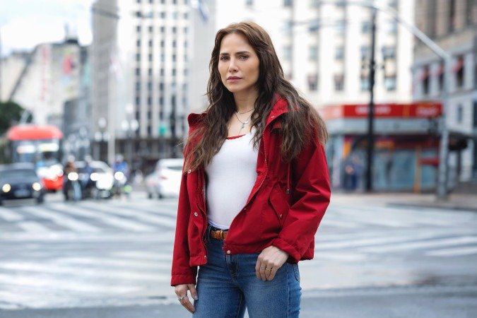 Adriana (Leticia Colin) é a protagonista em busca de justiça
    