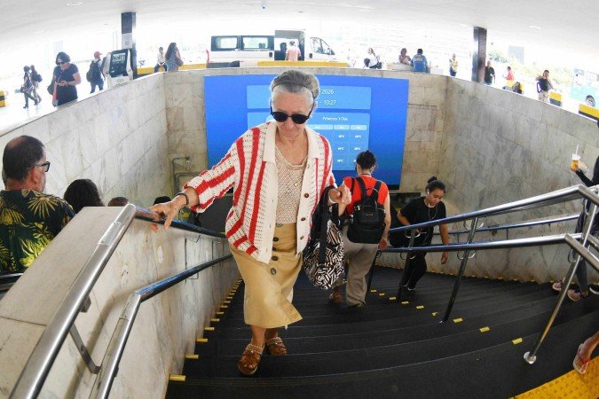 Ceci Oliveira tem dificuldades para subir as escadas da Rodovi&aacute;ria do Plano Piloto