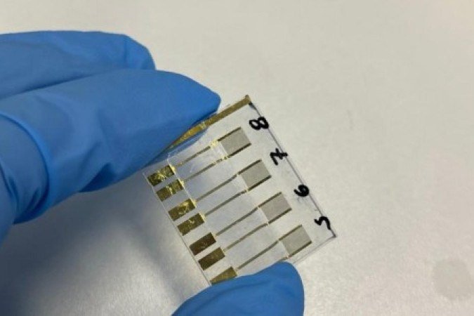  Saude. O dispositivo contém anticorpos específicos que capturam o principal biomarcador do câncer pancreático e alteram a distribuiçõ de cargas na superfície do eletrodo