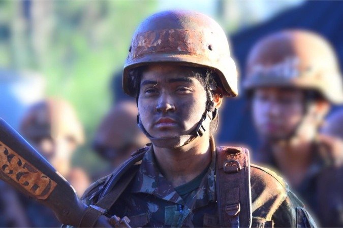 Rosto coberto de tinta de guerra, soldada do CMP encara o Campo Básico - exercício prático no terreno que encerrou as oito semanas de instrução militar  -  (crédito: Exército Brasileiro / Digulgação)