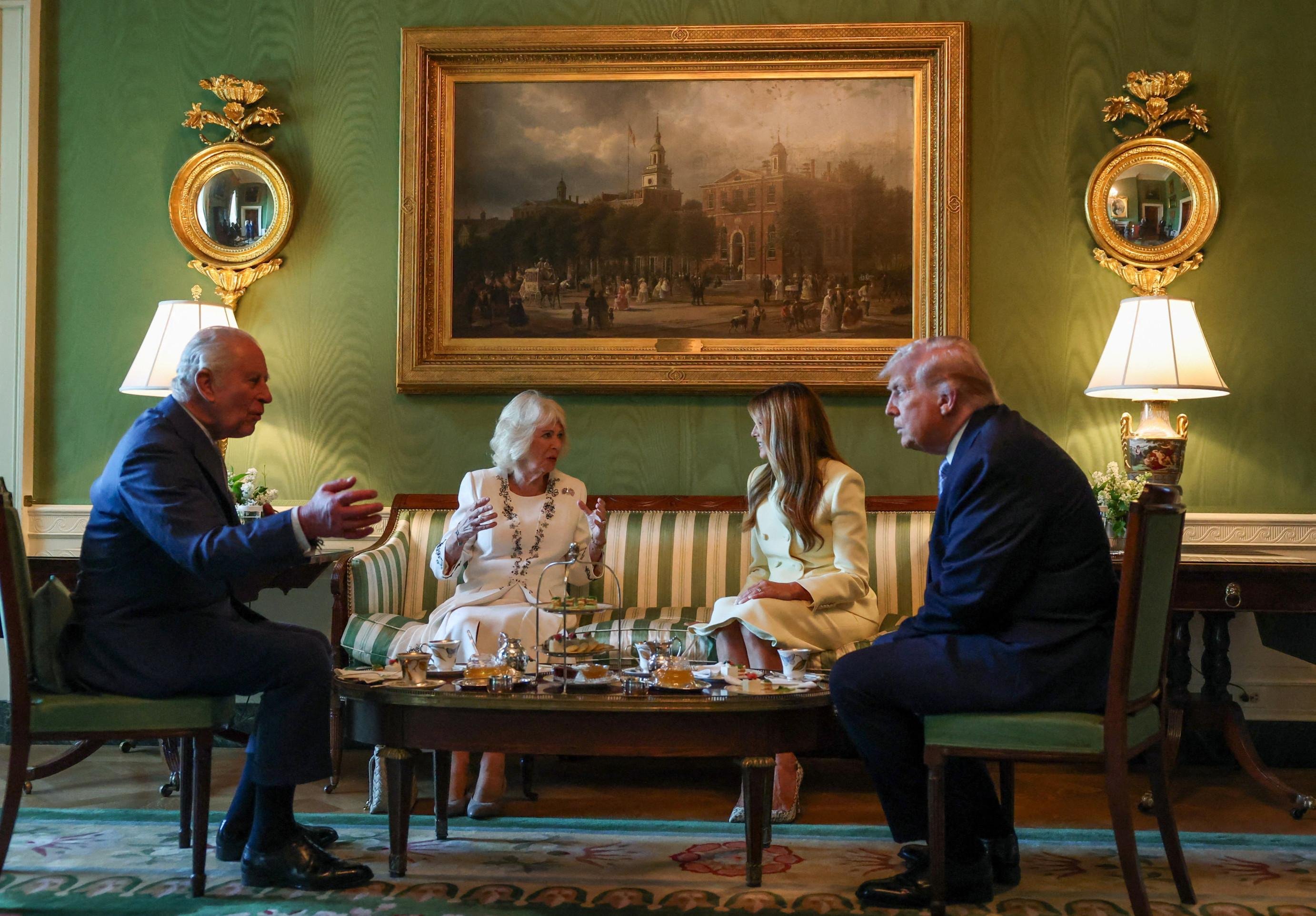 Trump e Melania recebem o rei Charles III e a rainha Camilla no Sal&atilde;o Verde da Casa Branca