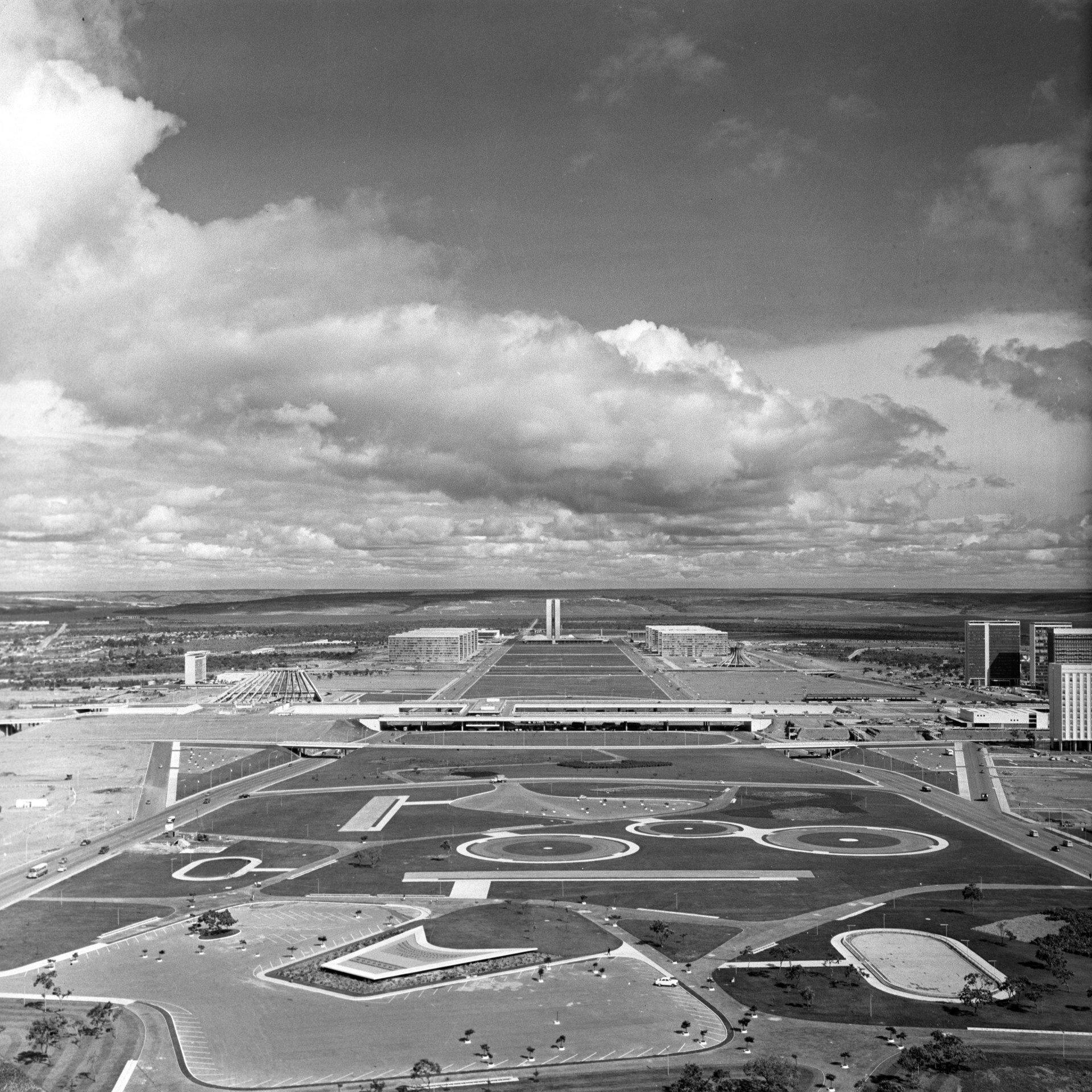 Imagens do livo Monumental,  de Carlos Henrique Magalh&atilde;es de Lima