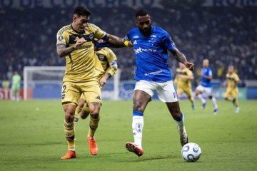 Gerson sofre marca&ccedil;&atilde;o cerrada de Di Lollo no duelo do Cruzeiro com o Boca Juniors, pela Libertadores -  (crédito: Gustavo Aleixo/Cruzeiro )
