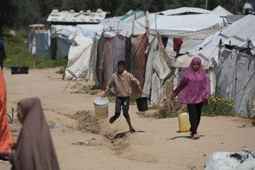 Pessoas buscam água potável no campo de refugiados palestinos de Bureij, na região central da Faixa de Gaza, em 28 de abril de 2026.       -  (crédito:  AFP)