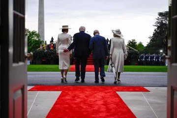 O presidente dos EUA, Donald Trump, a primeira-dama Melania Trump, o rei Charles III da Grã-Bretanha e a rainha Camilla durante uma cerimônia de chegada no gramado sul da Casa Branca em Washington, DC, em 28 de abril de 2026. -  (crédito: Kent NISHIMURA/AFP)