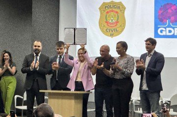 Celina sancionou o Projeto de Lei Complementar 99/2026, que regulamenta o novo sistema de Previdência aos policiais civis -  (crédito: Mila Ferreira)