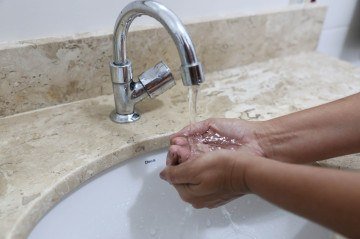 Caesb irá interromper fornecimento de água para realização de manutenção no sistema -  (crédito: Paulo H. Carvalho/Agência Brasília)