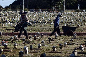 Cemitério Campo da Esperança na Asa Sul teve 16 sepultamentos neste sábado (8/8) - (crédito: Minervino Júnior/CB/D.A.Press) Cemitério Campo da Esperança na Asa Sul teve 16 sepultamentos neste sábado (8/8) - (crédito: Minervino Júnior/CB/D.A.Press)