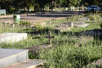 Segundo a Campo da Esperança, mesmo com a orientação dos funcionários dos cemitérios, é comum que visitantes prefiram acender velas junto aos jazigos, e não nos veleiros apropriados - (crédito: Minervino Júnior/CB/D.A.Press) Segundo a Campo da Esperança, mesmo com a orientação dos funcionários dos cemitérios, é comum que visitantes prefiram acender velas junto aos jazigos, e não nos veleiros apropriados - (crédito: Minervino Júnior/CB/D.A.Press)
