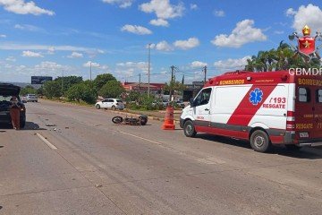 Em Vicente Pires, os bombeiros foram chamados para atender uma colisão envolvendo uma motocicleta e um carro na Via Estrutural -  (crédito: Divulga&ccedil;&atilde;o / CBMDF)