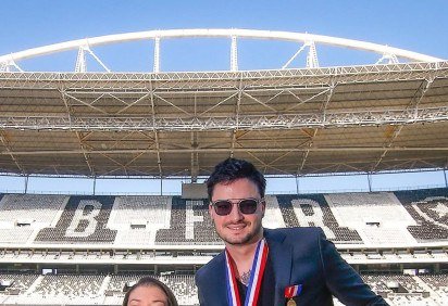 Luciana Novaes entregou Medalha Pedro Ernesto a Felipe Neto pelo trabalho contra a disseminaÃ§Ã£o de notÃ­cias falsas -  (crédito: ReproduÃ§Ã£o/Instagram @felipeneto) -Luciana Novaes entregou Medalha Pedro Ernesto a Felipe Neto pelo trabalho contra a disseminaÃ§Ã£o de notÃ­cias falsas -  (crédito: ReproduÃ§Ã£o/Instagram @felipeneto)