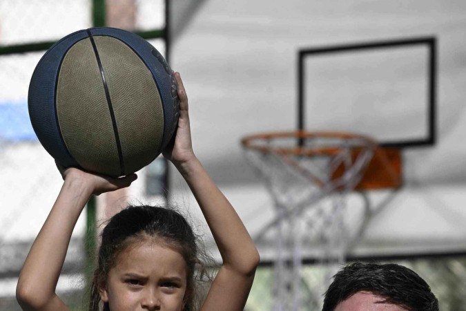 Raphael leva o filho Th&eacute;o para jogar basquete de bicicleta
