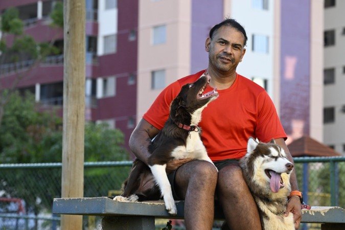 Gefferson leva os c&atilde;es Poli e Juca para ficarem soltos e gastarem energia no parque canino