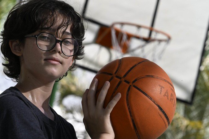 Jo&atilde;o Victor, de 13 anos, desce do partamento e vai sozinho praticar basquete
