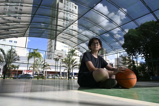 Jo&atilde;o Victor, de 13 anos, desce do partamento e vai sozinho praticar basquete
